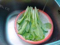 很有食欲的香菇炒小白菜做法图解1)