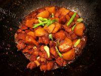 味道不错的红烧肉炖土豆做法图解9)