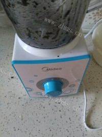 色泽鲜亮的自制黑芝麻酱做法图解2)