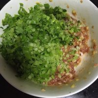 美味的芹菜肉包子做法图解3)