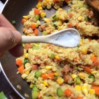美味的咖哩炒饭做法图解7)