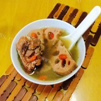 美味的莲藕猪骨汤做法图解10)
