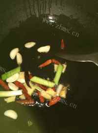 美味腐乳汁猪蹄炖花生做法图解4)