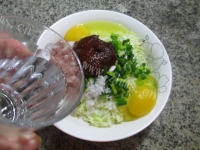 香喷喷辣味包心菜肉末煎饼做法图解7)