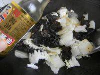 家庭版黑木耳炒大白菜梗做法图解6)