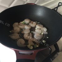 美味的芦笋炒大虾做法图解6)