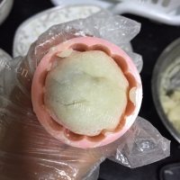自制红豆冰皮月饼做法图解9)