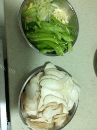家常菜青椒杏鲍菇做法图解1)