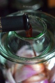 养生的洋葱泡红酒做法图解2)