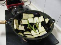 让人怀念的烧茄子做法图解6)
