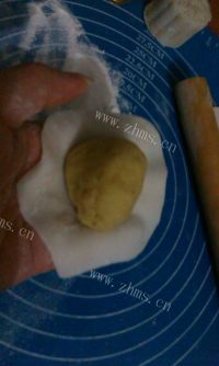 清新可口的自制绿豆饼做法图解8)