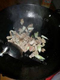 自制西兰花炒木耳做法图解5)