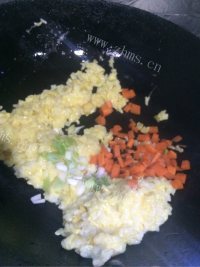 香喷喷的菠萝五彩炒饭做法图解7)