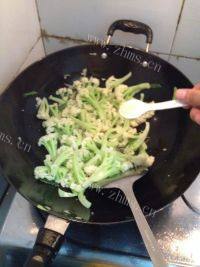 家常菜清炒花菜做法图解9)