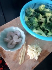 美味的虾仁蒜香西兰花做法图解2)