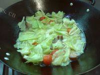 入味的腊肉煮手撕包菜做法图解9)