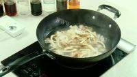 家常菜咸肉豆腐汤做法图解3)