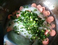 鲜美的火腿肠煮米粉做法图解6)