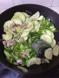 家常菜西葫芦炒肉片做法图解5)