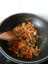 自制猪肉手抓饭做法图解11)