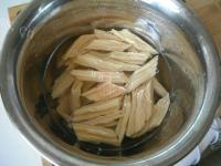 家常菜腐竹红烧肉做法图解2)