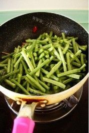 色泽不错的肉丝炒豇豆做法图解6)