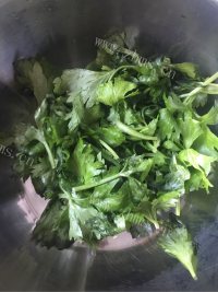 简单的芹菜炒肉做法图解2)