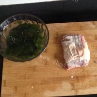 美味牛腩炖海带结 做法图解1)
