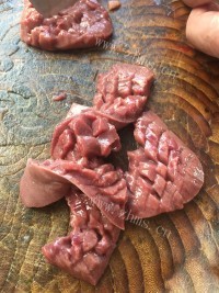 爆炒杜仲腰花做法图解4)