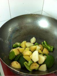 营养美食土豆炖鸡肝做法图解3)