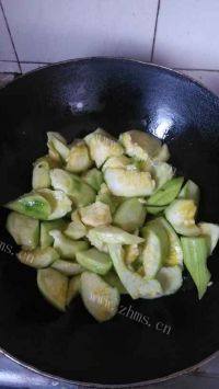 美味的丝瓜豆腐汤做法图解1)