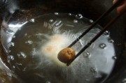 简单的酥炸肉丸