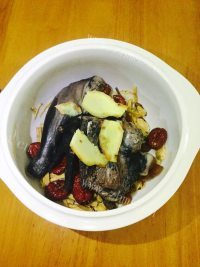 美味的炖乌鸡做法图解6)