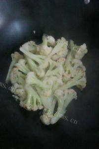 家常菜炒花菜做法图解6)