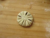 自制枣泥菊花酥做法图解17)