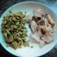酸豆角炒卤肉做法图解1)