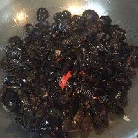 美味佳肴般的木耳炒鸡蛋做法图解6)