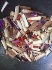美味营养的炒茄子做法图解4)