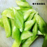 诱人黄瓜炒虾仁做法图解3)