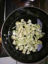 香飘十里的西红柿炒菜花做法图解3)