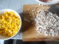 自制玉米香菇猪肉馄饨做法图解3)