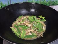 家常菜青椒炒猪肚做法图解9)