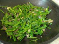 家常菜蒜苔炒腊肉做法图解7)