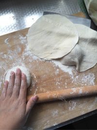 美味营养的韭菜肉包子做法图解5)