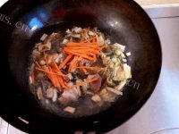 美味红烧肉炖干白菜做法图解9)