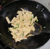 家常腐竹肉片做法图解7)