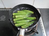 色泽鲜亮的白灼秋葵做法图解4)