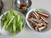 家常菜芹菜香干做法图解2)
