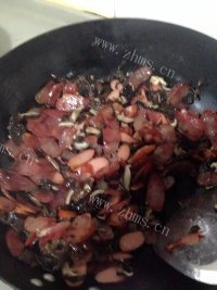 美味的腊肠焖饭做法图解5)