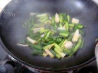 简易的大蒜炒鸡蛋做法图解7)